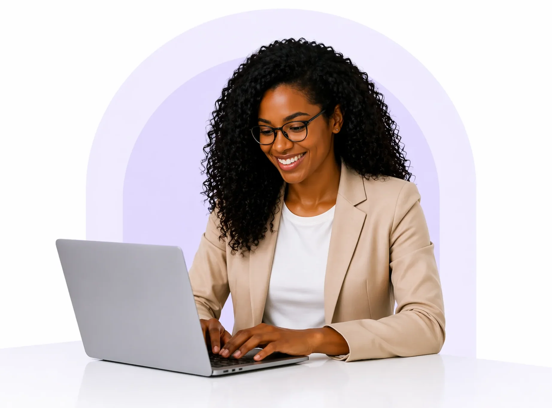 Profissional de saúde sorrindo enquanto usa o Zenora no notebook